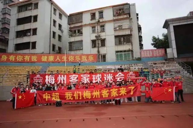 俄罗斯莫斯科闹市中心，履行押送使命的军方军队遭到一伙练习有素的匪徒攻击，年夜战事后的现场惨不忍睹，主要的卫星元件遭到劫持。国际刑警霍布斯（道恩·强森 Dwayne Johnson 饰）查明，包罗此案在内的一系列案件均系前特种军队甲士欧文·肖（卢克·伊万斯 Luke Evans 饰）所为。为了将这群练习有素、纯熟凶恶的匪徒绳之于法，他展转找到隐居世外桃源的多米尼克·托雷多（范·迪塞尔 Vin Diesel 饰）助拳。霍布斯开出的前提使人难以谢绝，他不但可以将托雷多和布莱恩（保罗·沃克 Paul Walke